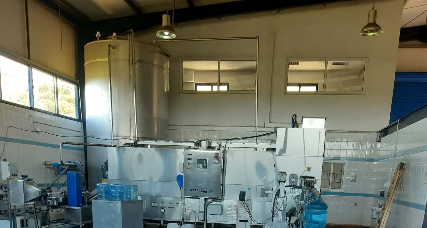 Η αίθουσα εμφιάλωσης στο Καστέλλι, με τη δεξαμενή και το πλυντήριο φιαλών